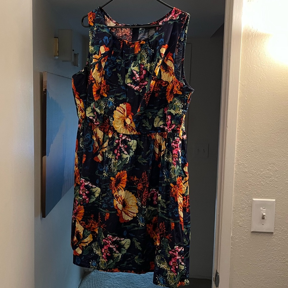 Women’s B.Smart floral sleeveless dress in size 20.